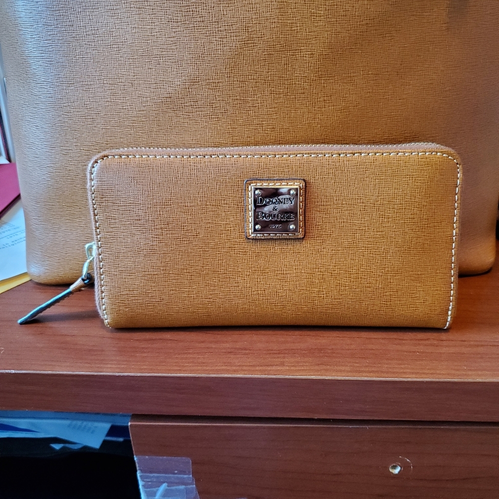NWOT Dooney & Bourke Wallet